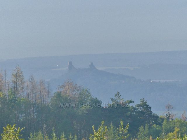 Pohled z úbočí Kozákova na Trosky