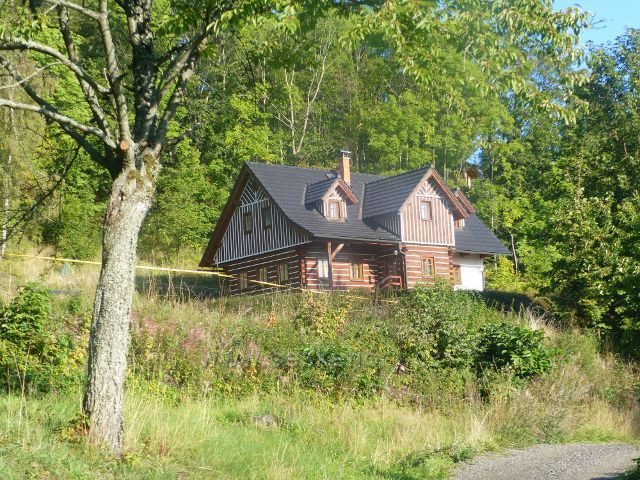 Kozákov - nová roubenka na okraji Komárova u trasy po červené TZ k rozhledně na vrchu Kozákov