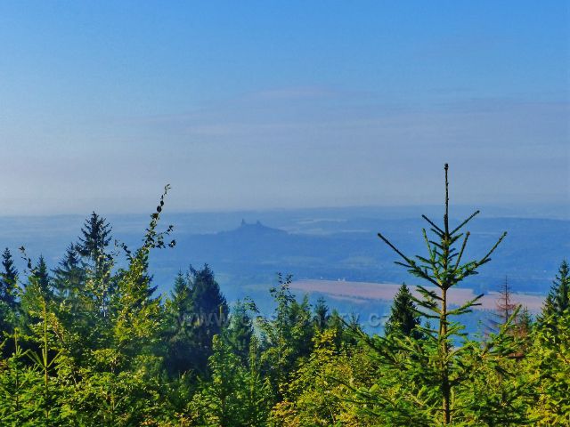 Kozákov - pohled ze silničky před vrcholem ke Troskám