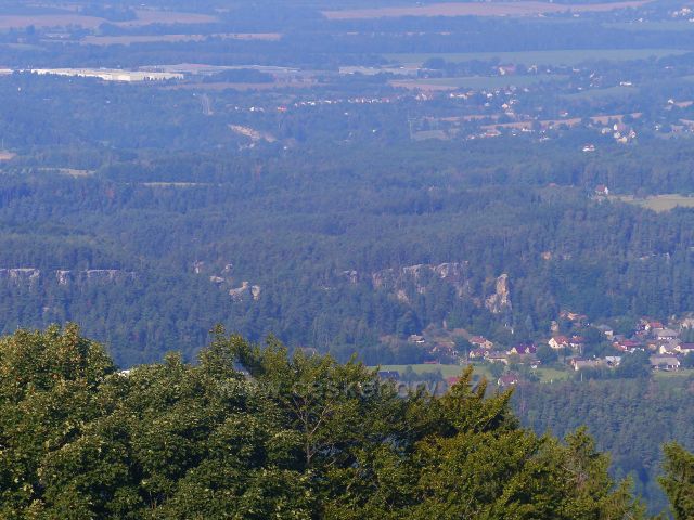 Kozákov - pohled z Kozákova k obci Klokočí a na Klokočské skály