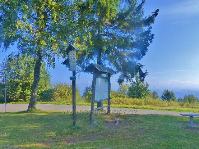 Kozákov - turistická mapa a turistický rozcestník na vrcholu Kozákova