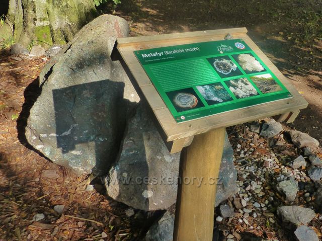 Kozákov - geologická expozice na vrchu Kozákov, Melafyr