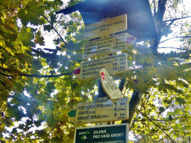 Kozákov - turistický rozcestník "Kozákov(sev.rozc.) 698 m.n.m."