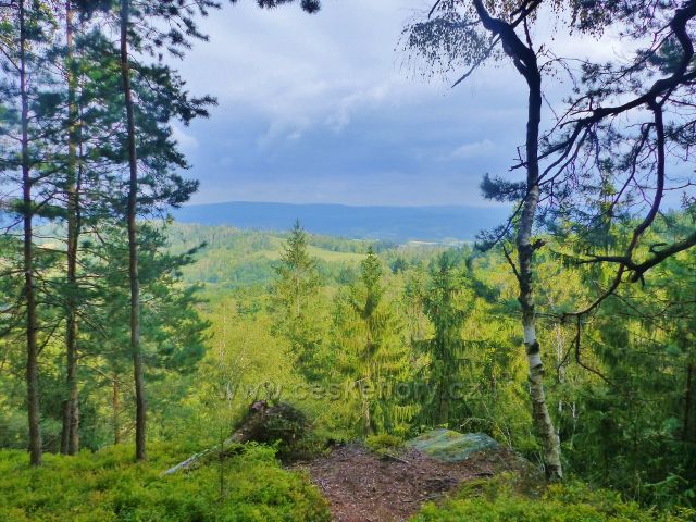 Kozákov - vyhlídkové místo na trase NS Kozákov po červené TZ k rozcestí Pod Drábovnou