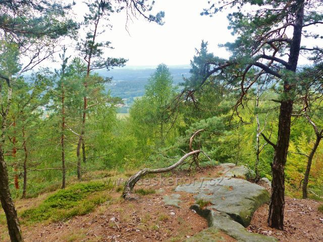 Kozákov - vyhlídkové místo na trase NS Kozákov po červené TZ nad rozcestím pod Drábovnou