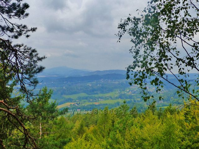 Kozákov - výhledové místo na trase NS Kozákov nad rozcestím pod Drábovnou u cesty po červené TZ
