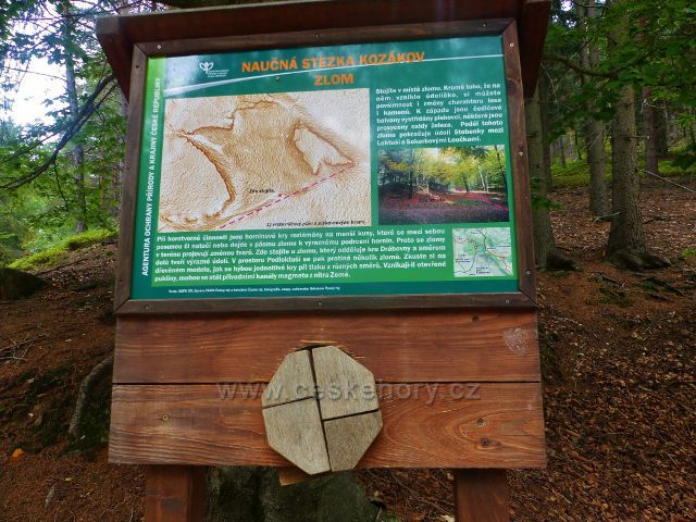 Kozákov - informační panel NS Kozákov "Zlom" na trase po modré TZ k rozcestí Pod Radostnou studánkou