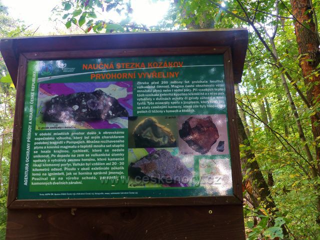 Kozákov - informační tabule NS Kozákov " Prvohorní vyvřeliny" na rozcestí Pod Radostnou studánkou