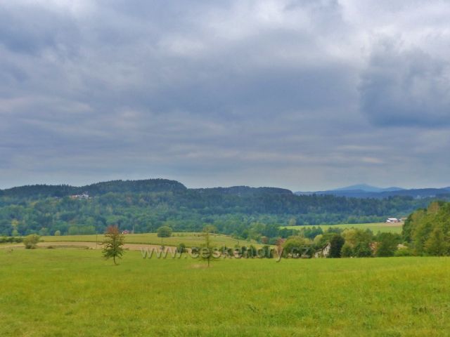 Kozákov - pohled z okraje lesa nad Loktuší km Dubecku