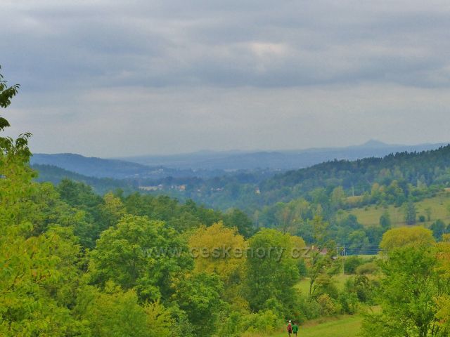 Kozákov - pohled do mělkého údolí Loktuše