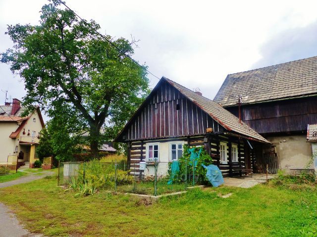Staročeská roubená chalupa  v obci Loktuše