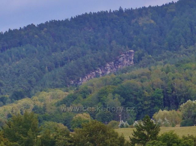 Pohled ze silničky k Rotštejnu na skalní masiv Měsíční stěna na úbočí vrchu Kozákov