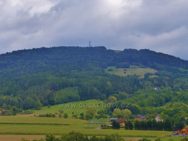 Pohled z okraje obce Klokočí na vrch Kozákov(744 m.n.m.) s rozhlednou a Loktuši ležící na jeho úpatí