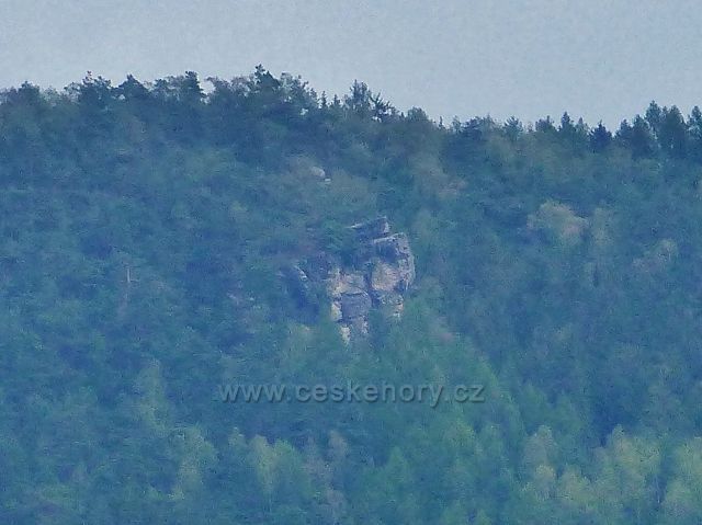 Pohled z Klokočí na skalní útvar "Vyhlídka" na úbočí Kozákova
