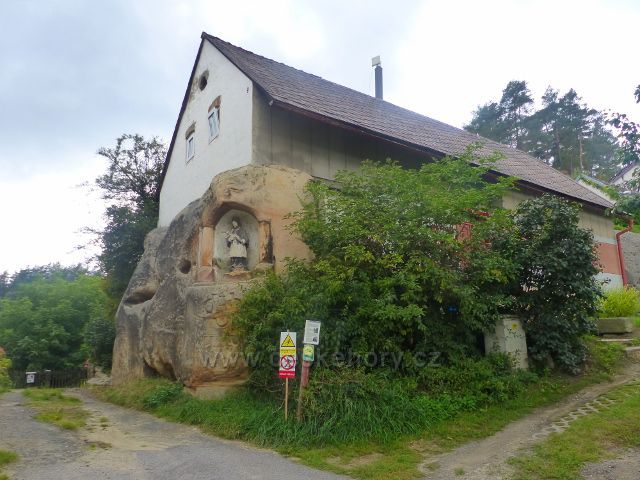 Klokočí - domkařská usedlost čp.2 s tesaným výklenkem se sochou sv.Jana Nepomuckého u cesty po žluté TZ na Rotštejn