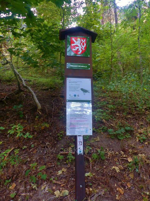 Klokočí - označení PR Klokočské skály u cesty k hradu Rotštejn