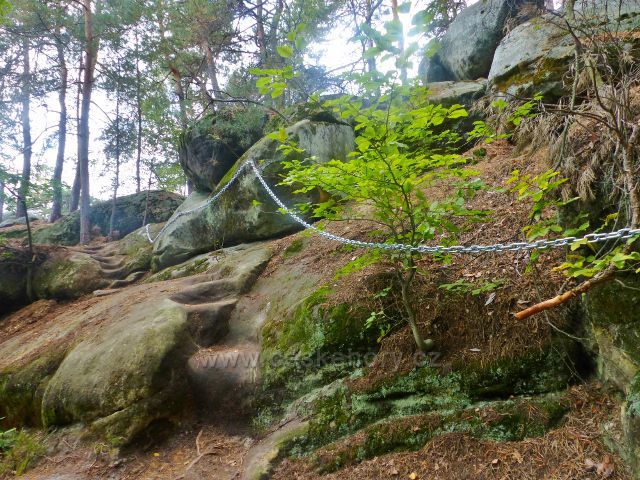 Klokočské skály - trasa po žluté TZ je na několika místech jištěna řetězy