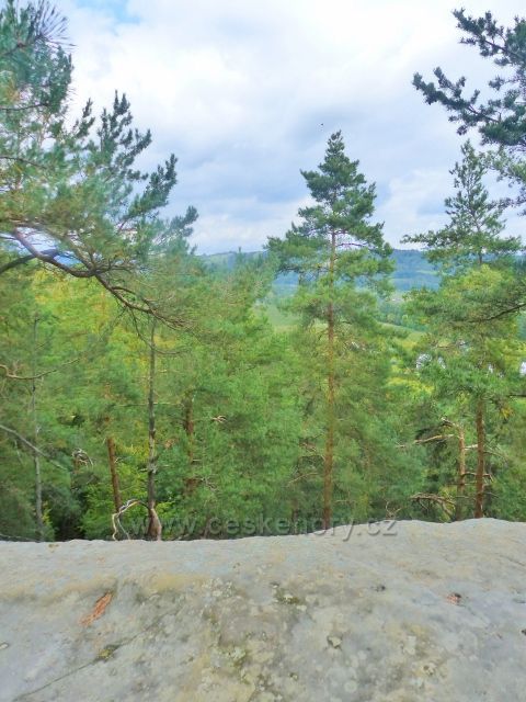 Klokočské skály - skalní =plošina výhledového místa