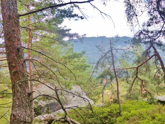 Klokočské skály - průhled z hřebenové partie ke Kozákovu