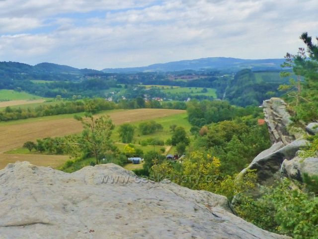 Klokočské skály - pohled v výhledového místa na obec Loktuše