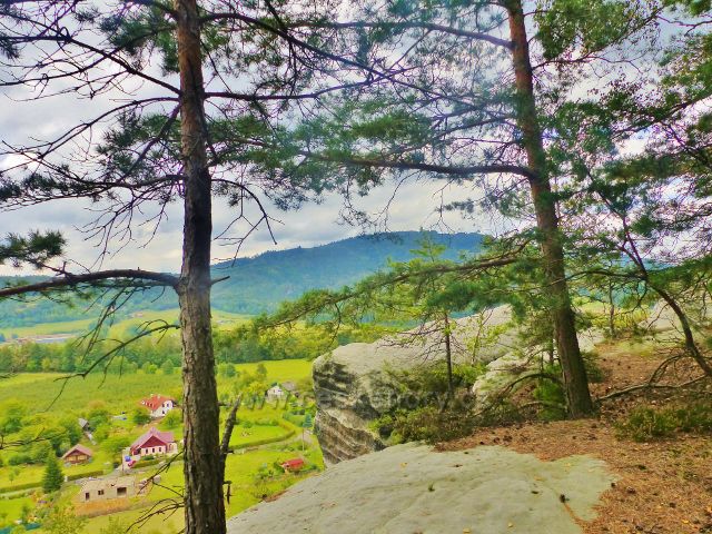 Klokočské skály - průhled na okraj obce Klokočí