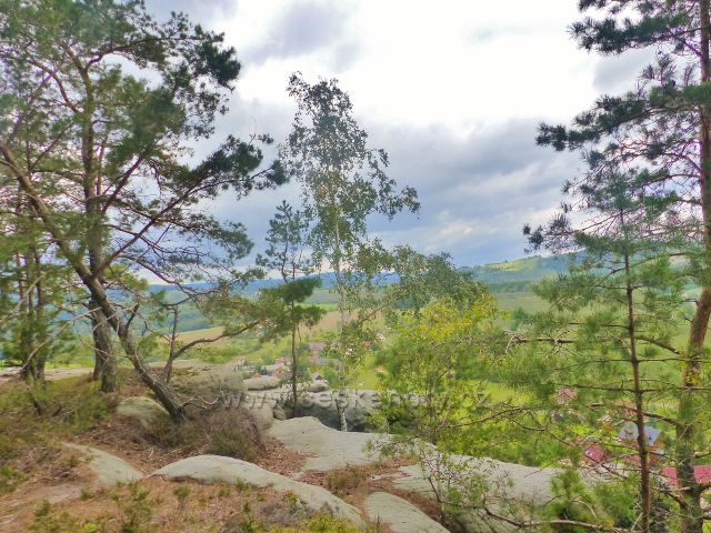 Klokočské skály - hřeben skalní stěny nad okrajem obce Klokočí