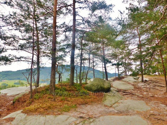 Klokočské skály - výhledové místo na hřebeni skalní stěny nad obcí Klokočí. V průhledu je vidět Kozákov