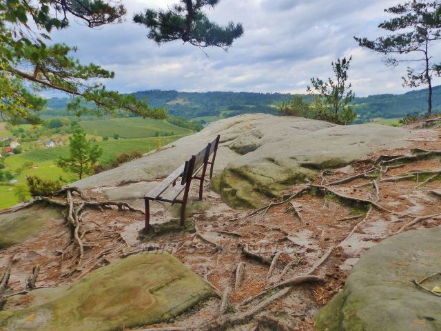 Klokočské skály - výhledové místo nad obcí je opatřeno lavičkou