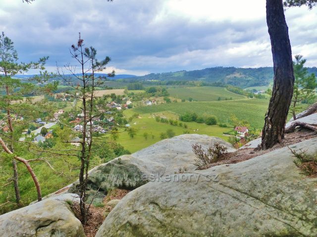 Klokočské skály - pohled z výhledového místa na část obce Klokočí