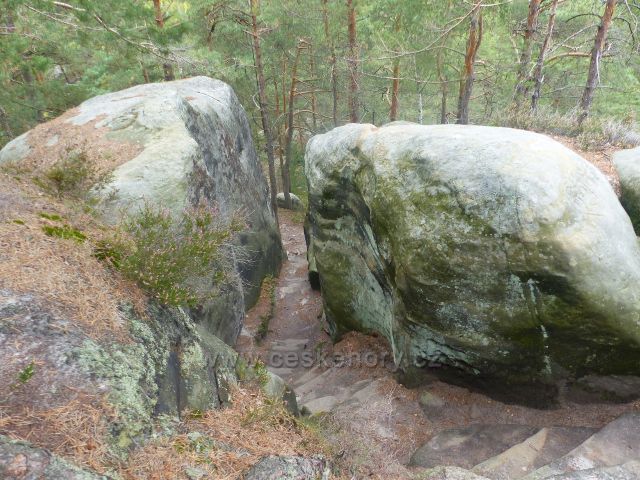 Klokočské skály - sestup z hřebene  skalní stěny po žluté TZ
