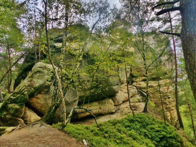 Klokočské skály -skalní věž Golém na trase po žluté TZ ke skalní věži Džbán