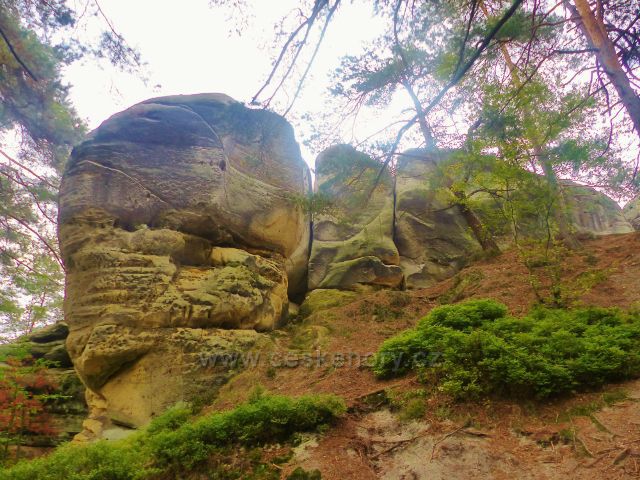 Klokočské skály - skalní stěna pod skalní věží Džbán