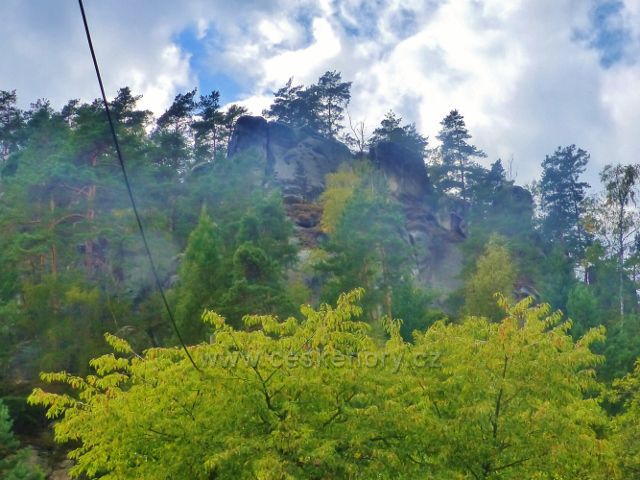 Obec Klokočí - pohled od budovy obecního úřadu ke skalnímu útvaru Radnice