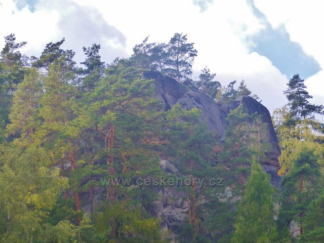Obec Klokočí - pohled na skalní útvar Radnice,nacházející se nad Obecním úřadem