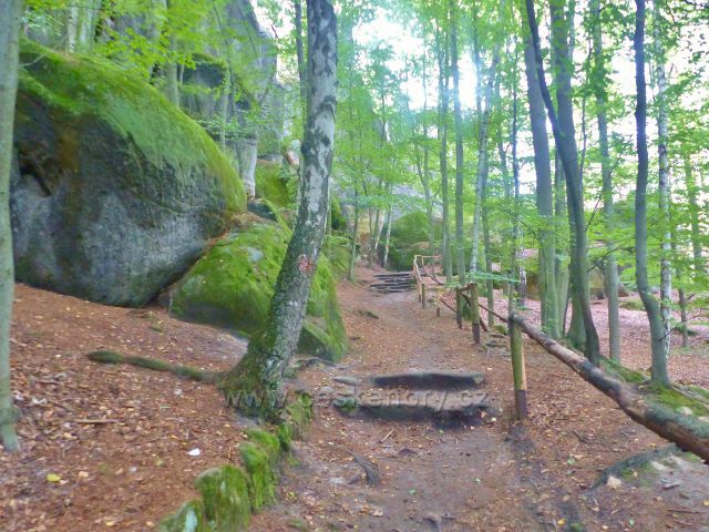 Klokočské skály - začátek Klokočských průchodů na trase po červené TZ z obce Klokočí
