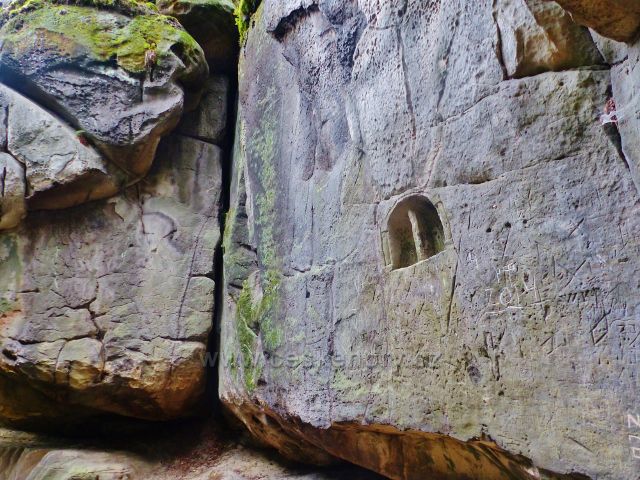 Klokočské průchody - tesaný výklenek