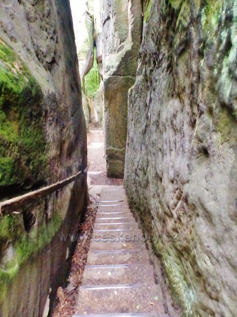 Klokočské průchody - schody skalní rozsedlinou