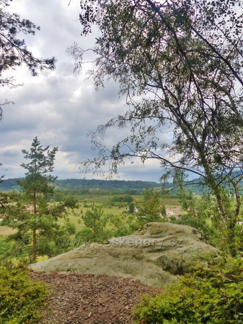 Klokočské skály - další z vyhlídkových míst na trase po červené TZ