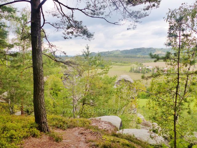 Klokočské skály - z trasy po červené TZ po hřebenu skal k rozcestí Zdenčina skála