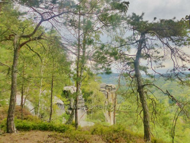 Klokočské skály - z trasy po červené TZ po hřebenu skal k rozcestí Zdenčina skála