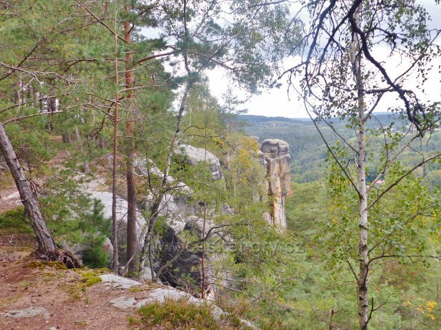 Klokočské skály - z trasy po červené TZ po hřebenu skal k rozcestí Zdenčina vyhlídka