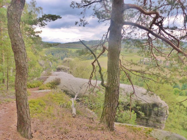Klokočské skály - z trasy po červené TZ po hřebenu skal k rozcestí Zdenčina skála