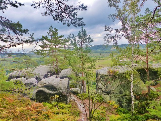 Klokočské skály - z trasy po červené TZ po hřebenu skal k rozcestí Zdenčina skála