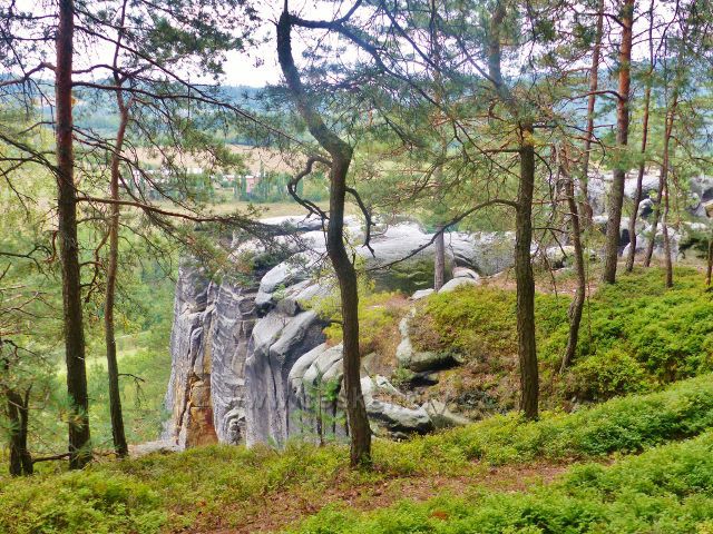 Klokočské skály - vyhlídkově místo - z trasy po červené TZ po hřebenu skal k rozcestí Zdenčina skála