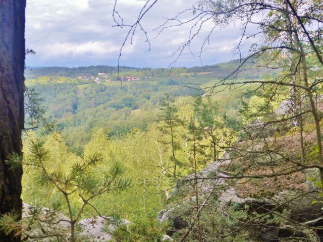 Klokočské skály - z trasy po červené TZ po hřebenu skal k rozcestí Zdenčina skála