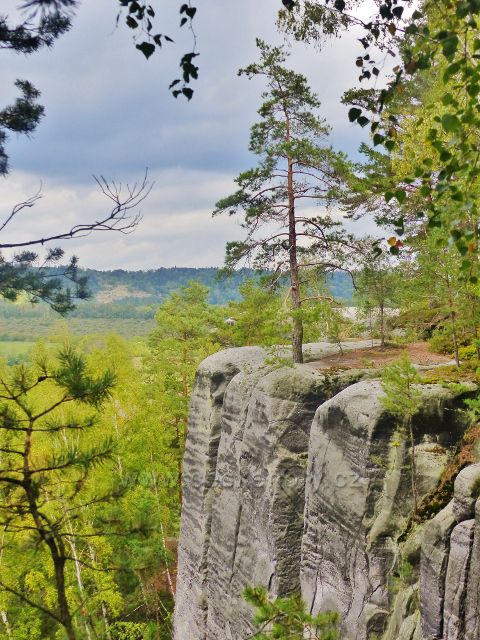 Klokočské skály - z trasy po červené TZ po hřebenu skal k rozcestí Zdenčina skála