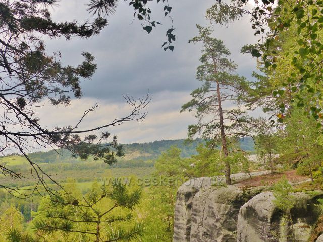 Klokočské skály - z trasy po červené TZ po hřebenu skal k rozcestí Zdenčina skála