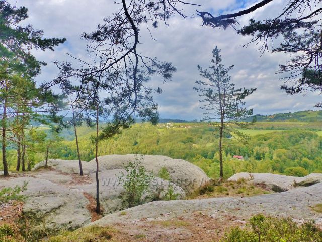 Klokočské skály - z trasy po červené TZ po hřebenu skal k rozcestí Zdenčina skála