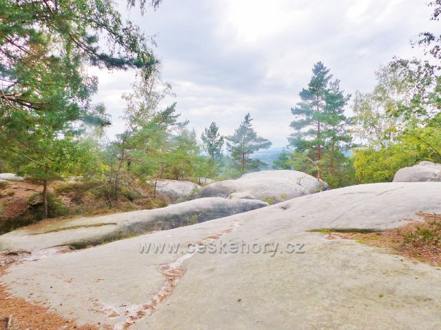 Klokočské skály - z trasy po červené TZ k rozcestí Zdenčina skála