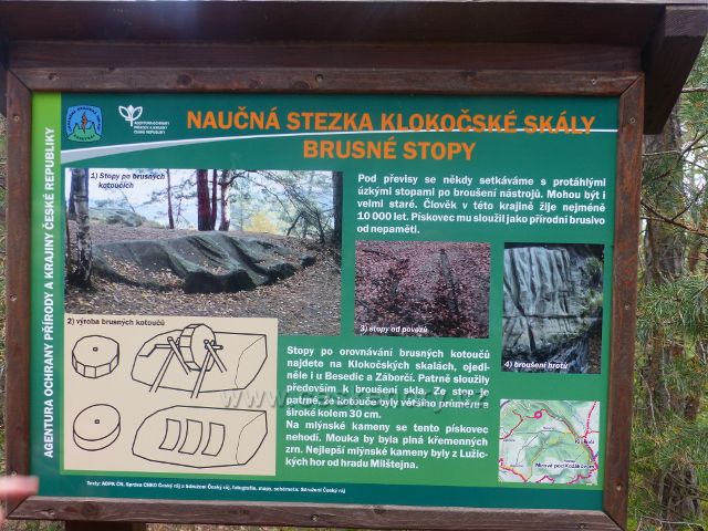 Klokočské skály - panel NS Klokočské skály "Brusné stopy" na trase po červené TZ k rozcestí Zdenčina skála